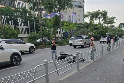 Hà Nội: Người đàn ông điều khiển xe máy sau khi uống rượu bia đâm vào dải phân cách