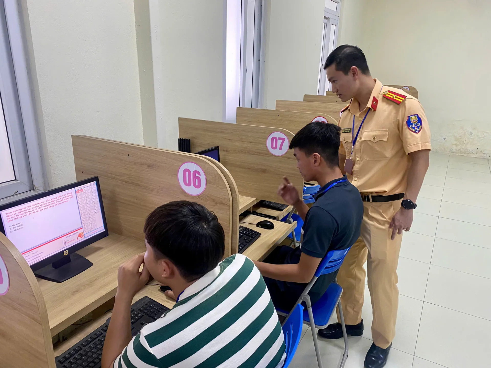 Hà Nội: Cảnh sát giao thông tổ chức kỳ thi sát hạch lái xe đầu tiên