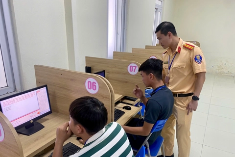 Hà Nội: Cảnh sát giao thông tổ chức kỳ thi sát hạch lái xe đầu tiên
