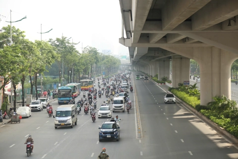 Phân làn đường Phạm Văn Đồng, giao thông ổn định, an toàn
