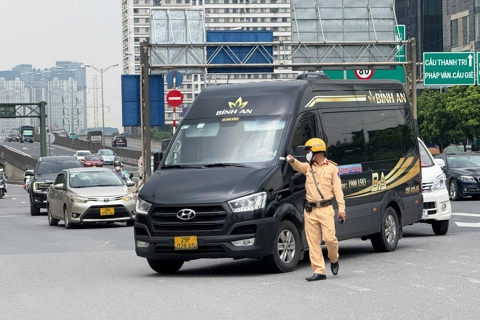 CSGT Hà Nội ra quân cao điểm xử lý vi phạm xe kinh doanh vận tải
