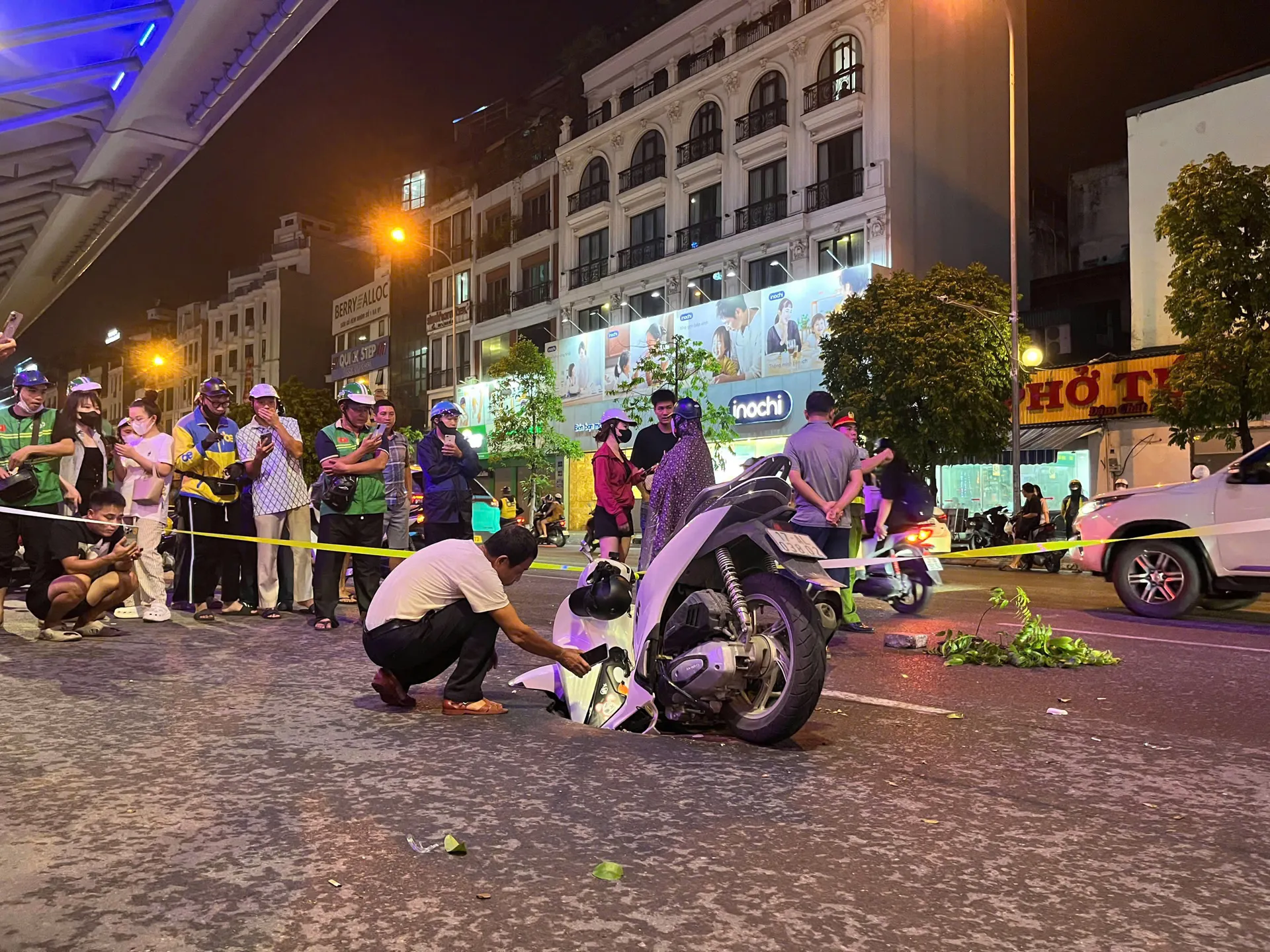 Hà Nội: xe máy sụt hố tử thần trên đường Trường Chinh
