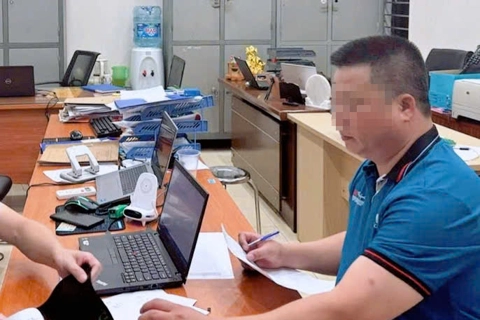 Công an triệu tập người đàn ông rút chìa khoá xe khách rồi bỏ đi

