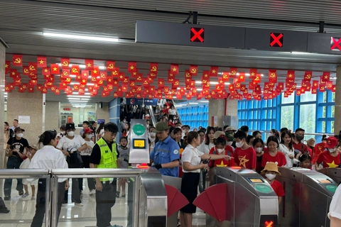 Hà Nội: Tàu điện đông nghịt hành khách đi xem hợp luyện diễu binh, diễu hành
