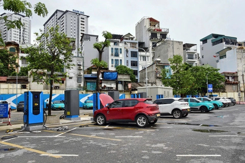 Hà Nội nhiều trạm sạc xe điện được lắp đặt tại các bến xe