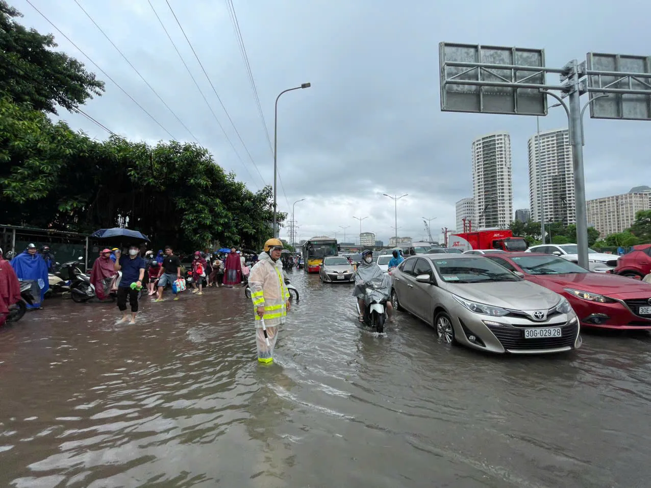 Xảy ra 44 vị trí ùn tắc giao thông do ảnh hưởng của cơn bão số 5
