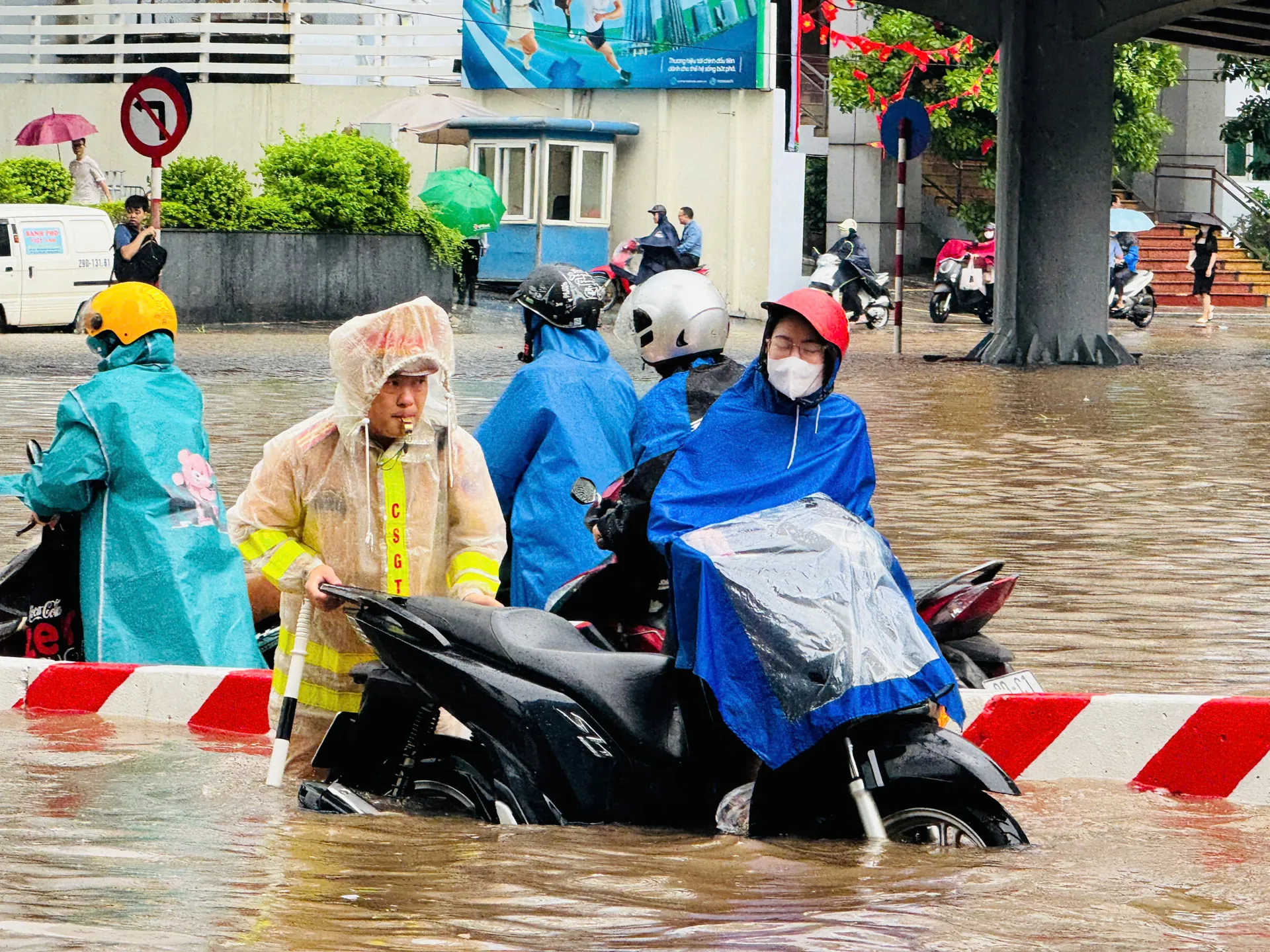 Giao thông Hà Nội tê liệt vì nhiều tuyến đường ngập sâu