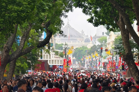 Hà Nội: Người dân ùn ùn đổ về nội đô chờ xem lễ diễu binh, diễu hành sáng 2/9