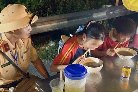 CSGT Hà Nội hỗ trợ kịp thời 2 cháu nhỏ quê ở Thanh Hoá bị lạc đường 
