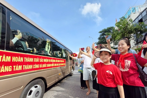 Người dân Thủ đô bịn rịn chia tay các khối diễu binh, diễu hành
