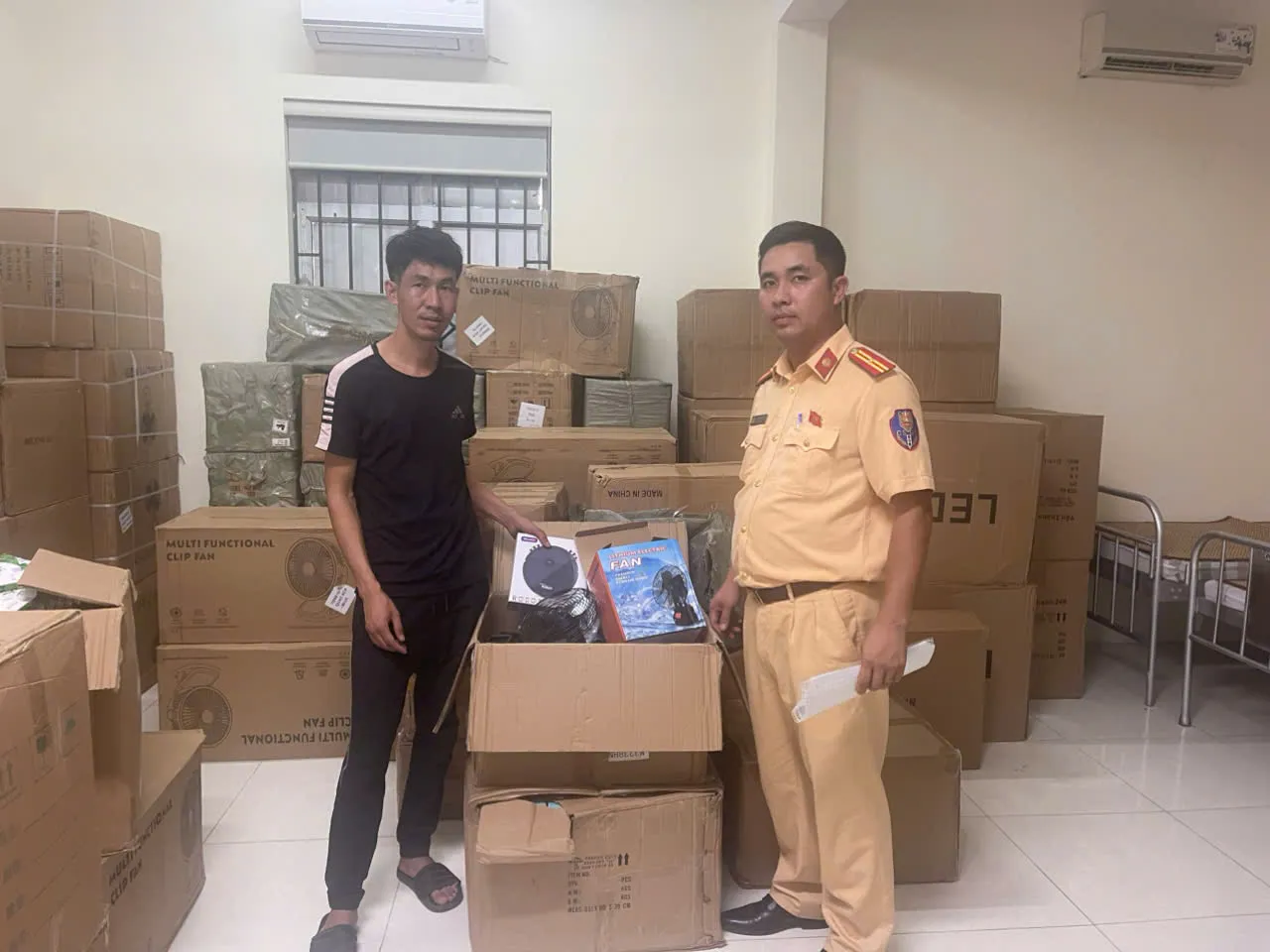 Cảnh sát giao thông Hà Nội bắt giữ xe tải chở hàng lậu