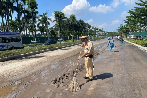 Khẩn trương xử lý vết dầu loang trên đường Bạch Thành Phong