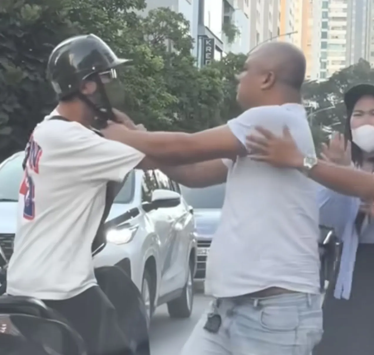 Vụ nam thanh niên bị hành hung giữa đường: Cơ quan Công an đang điều tra làm rõ sự việc
