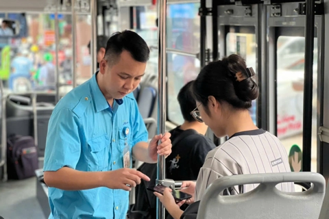 Nhân lên hình ảnh đẹp, thân thiện của xe buýt Thủ đô