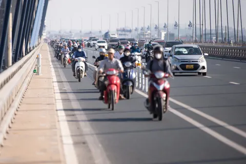 Hà Nội: Người dân quen dần phương án di chuyển mới trên cầu Nhật Tân
