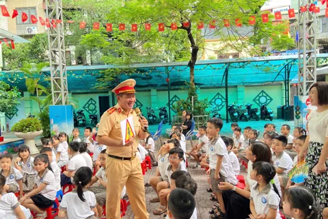 CSGT Hà Nội: tuyên truyền luật giao thông cho hơn 11.000 học sinh Thủ đô 
