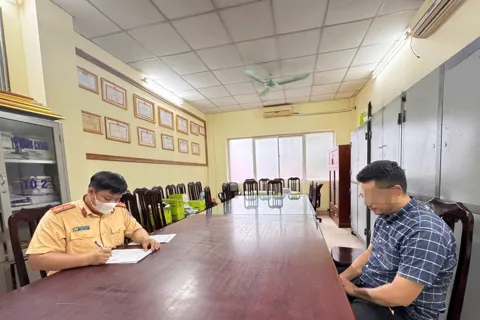 Hà Nội: xử lý nam thanh niên thiếu văn hoá khi tham gia giao thông tại ngã tư Ngô Thì Nhậm – Nguyễn Viết Xuân