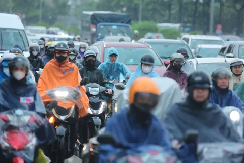 Hà Nội: ảnh hưởng của bão số 10, người dân chật vật đi lại ngày đầu tuần
