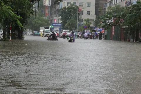 Lực lượng Kiểm tra GTVT Hà Nội chủ động ứng phó với bão số 11