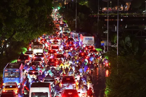 Hà Nội: Mưa ngập, đường phố ùn tắc tới đêm khuya