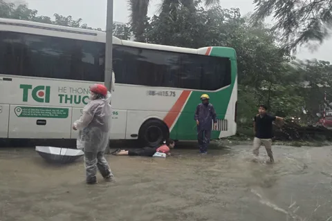 Rò rỉ điện tại ngã nút giao Tú Mỡ - Phạm Hùng 