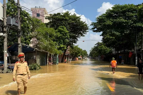 Tổ chức giao thông qua đoạn ngập úng trên quốc lộ 3
