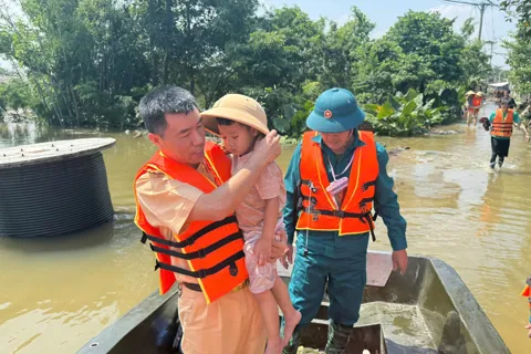 CSGT Thủ đô cùng dân chống lũ 