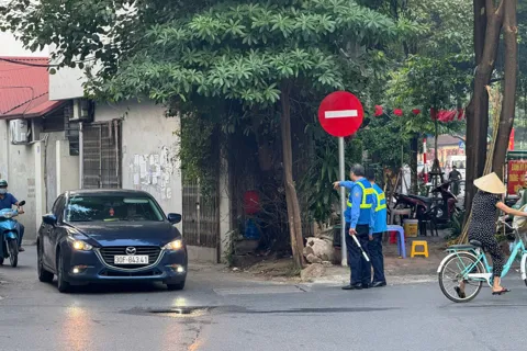 Phòng Kiểm tra GTVT hỗ trợ phương án phân luồng trên đường Nguyễn Khang
