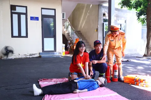 Công an Hà Nội tập huấn kỹ năng cứu người đuối nước cho học sinh
