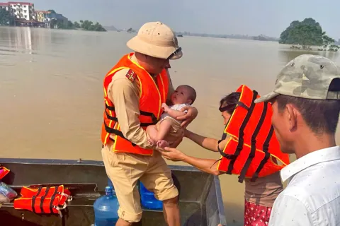 Xã Đa Phúc gửi thư cảm ơn CSGT Hà Nội đã chung sức cùng Nhân dân vượt lũ
