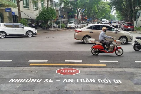 Thí điểm sơn biển báo “Dừng lại” trên các tuyến đường nhánh ra đường chính