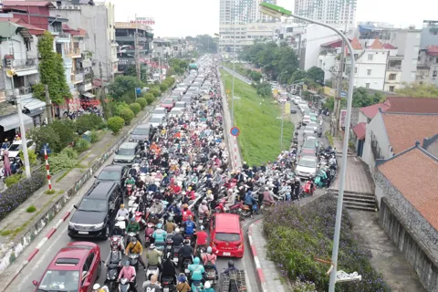 Đột ngột cấm cầu Long Biên gây khó cho người dân