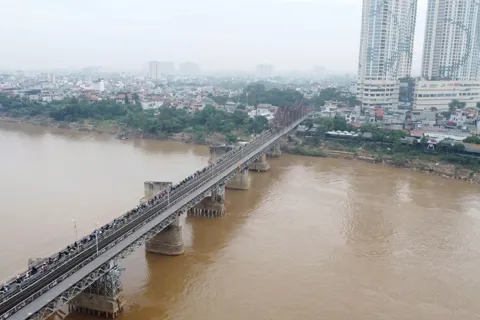 Hà Nội: cấm xe máy lưu thông qua cầu Long Biên để sửa chữa 

