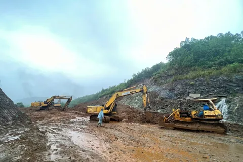 Ngành xây dựng tập trung ứng phó với mưa lũ tại khu vực Trung Bộ