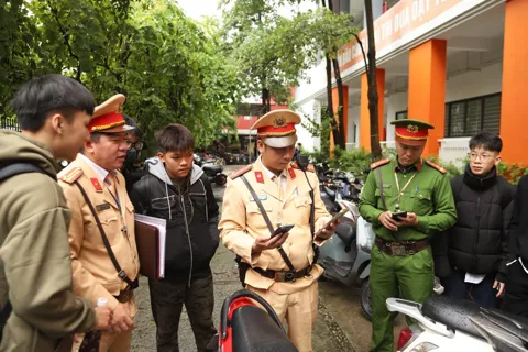 Đồng loạt kiểm tra việc chấp hành luật giao thông của học sinh