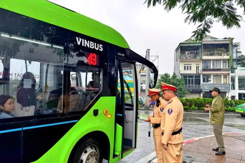 Hà Nội: xử phạt nhiều xe buýt đi sai luồng tuyến gây ùn tắc