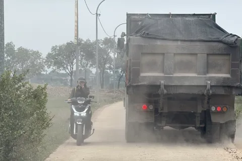 Đường giao thông “oằn mình” cõng xe quá khổ, quá tải
