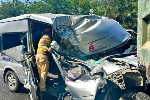 Xe khách Đất Chè biến dạng sau khi đâm vào xe tải