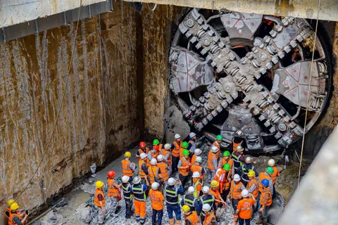 Máy khoan hầm TBM số 1 – “Thần Tốc” chính thức tiến vào Ga S12 – Ga Hà Nội