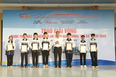 Trao giải vòng Cuộc thi trắc nghiệm "Vì An toàn giao thông Thủ đô trên Internet" năm 2025