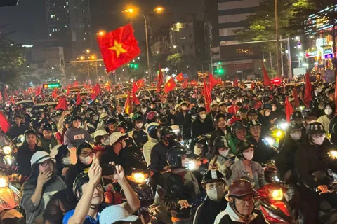 Người dân Thủ đô ra đường đi bão sau chiến thắng của U22 Việt Nam