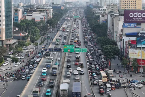 Người dân ùn ùn rời Thủ đô nghỉ Tết Dương lịch
