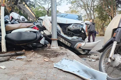 Xe ô tô tông hàng loạt xe máy ở Hà Nội