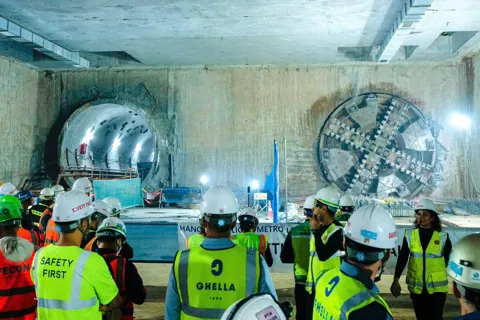 Máy đào hầm đường sắt đô thị số 2 tiến đến Ga S11 - Văn Miếu