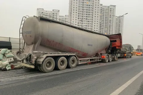 Va chạm 2 xe chở xi măng, giao thông trên Vành đai 3 ùn ứ 