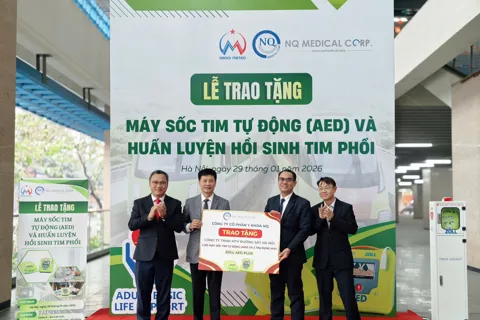 Tiếp nhận 2 máy khử rung tim tự động trang bị tại nhà ga Cát Linh