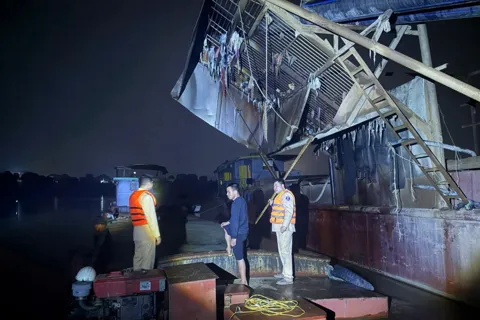 Hà Nội: bắt giữ 2 phương tiện thuỷ khai thác cát trộm trên sông Cầu