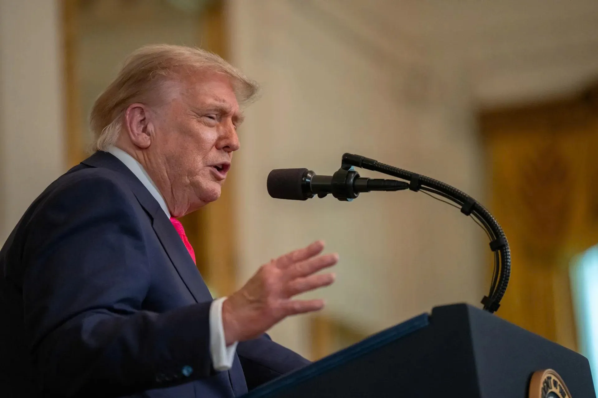 Ông Trump gia tăng sức ép lên Chủ tịch Fed: hạ lãi suất hoặc chấp nhận bị thay thế