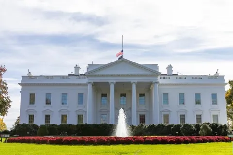 Thị trường toàn cầu phân hóa sau quyết định mở cửa lại của Chính phủ Mỹ