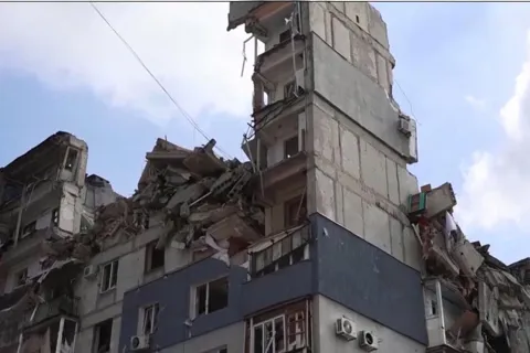 Tuyến phòng thủ miền Đông Ukraine chao đảo giữa bão đạn và giá rét